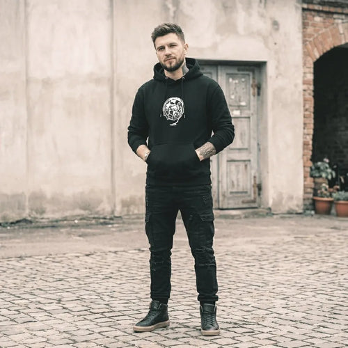 Black Distort Oversized Hoodie – Heavyweight Minimalist Streetwear - SYN3R Minimalist Streetwear full body model