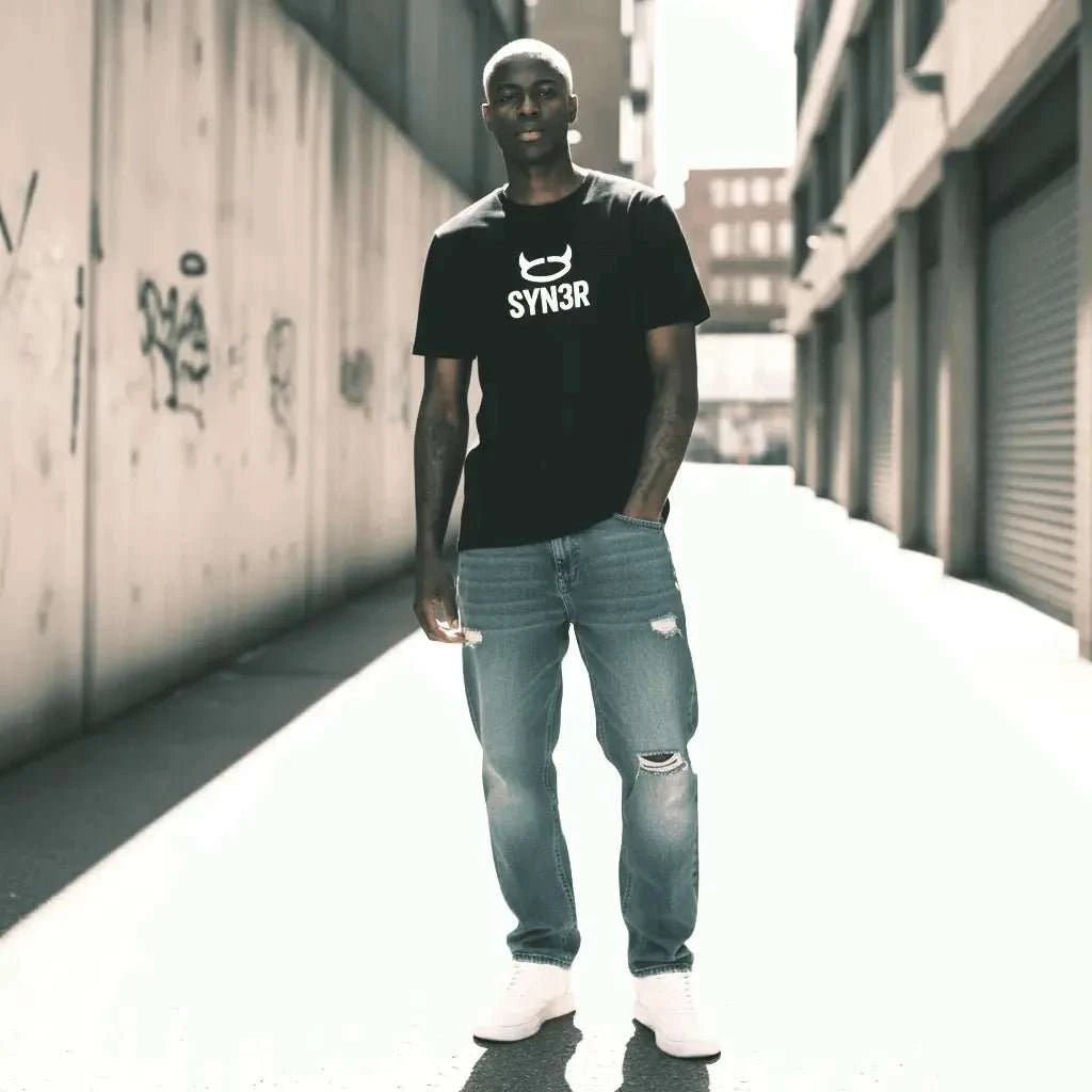 Black Minimalist T-Shirt – Oversized Streetwear Essential - SYN3R Minimalist Streetwear