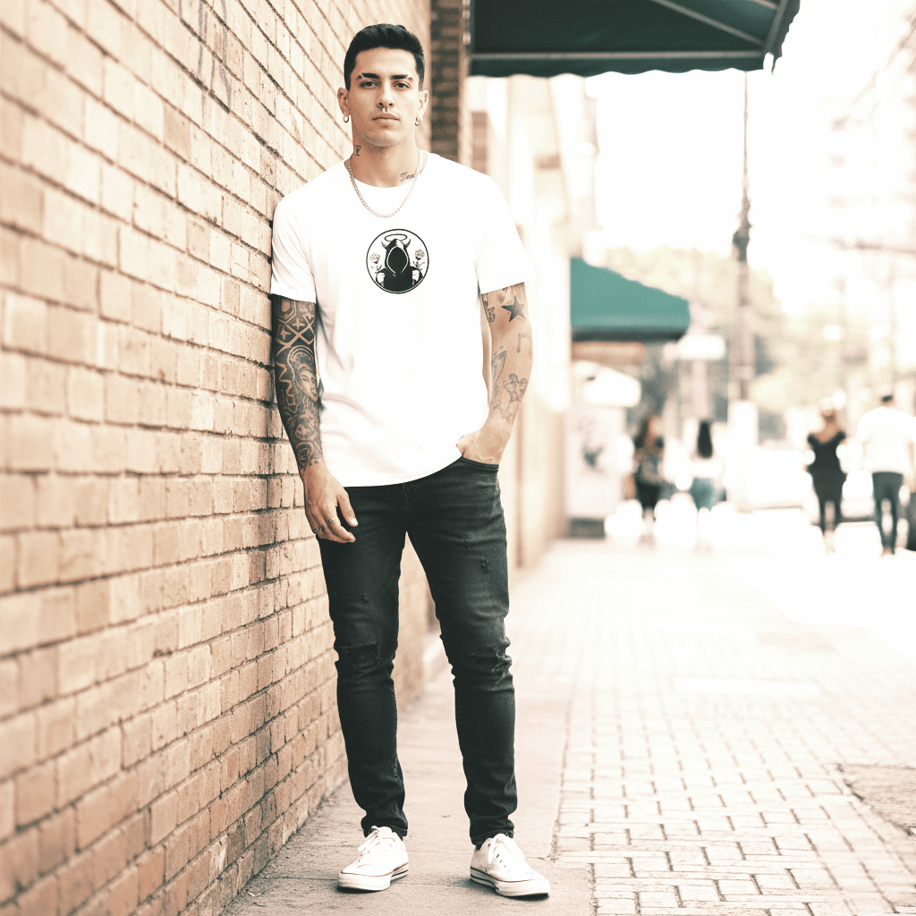 White Oversized T-Shirt SYN3R – full-body model in minimalist streetwear